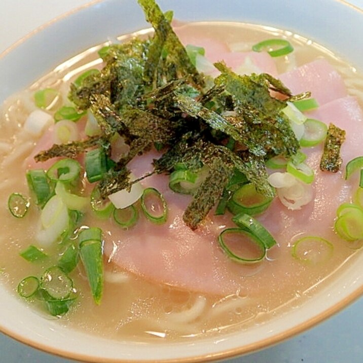 ハム・葱・もみ海苔のっけて豚骨ラーメン♬